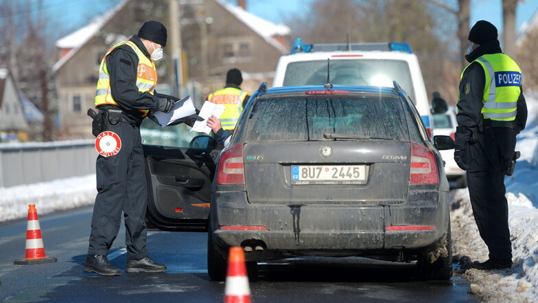 Es gelten wieder schärfere Einreiseregeln an der tschechischen Grenze. Die Bundespolizei kontrollierte Fahrzeuge aus Tschechien in der Leutersdorfer Straße in Seifhennersdorf.