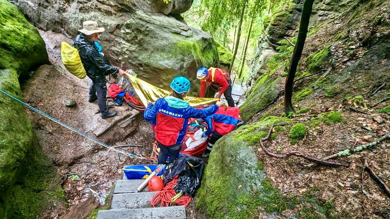 Sächsische Schweiz: Wanderin rutscht aus - Verdacht auf gebrochene Kniescheibe