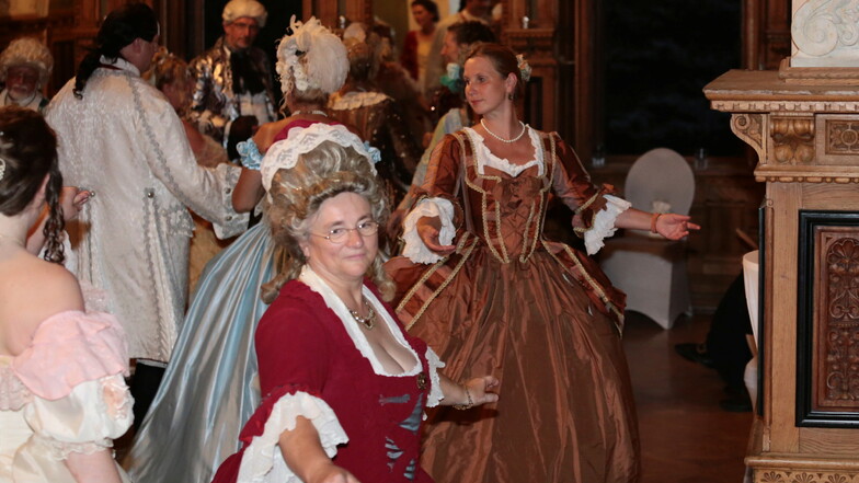 Organisiert von der Barocktanzgruppe „Les amis de la danse baroque“: Den Freunden des barocken Tanzes war die sommerliche Ballnacht auf Schloss Schönfeld ein Hochgenuss.