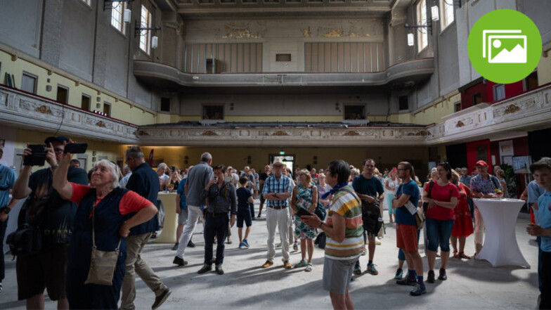 Besucher im Großen Saal der Stadthalle beim "Entdeckertag Stadthalle Görlitz".