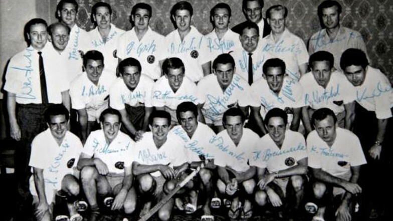 Ein Bild mit begehrten Autogrammen: Das sind die DDR-Hockey-Helden der Sommerspiele 1964 in Tokio, darunter die beiden Dresdner Dieter Ehrlich (hinten in der Mitte) und Klaus Träumer (vorn rechts).