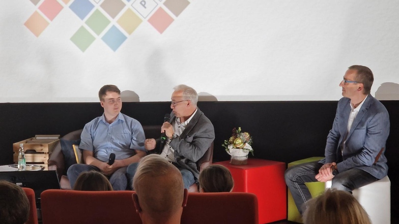 Christian Krause (links) und VHS-Direktor Maik Gloge stellen das Projekt "Die Kunst des Mixens - DJ als Beginner" im Zuge der Preisverleihung in Dresden vor.