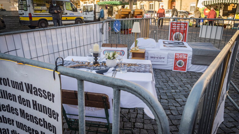 Mit einer Inszenierung auf dem Rathausplatz wurde am Mittwoch gegen die aktuellen Corona-Beschränkungen unter anderem für die Gastronomie protestiert.