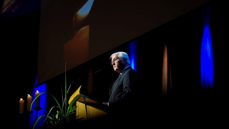 Bundespräsident Frank-Walter Steinmeier spricht während der Gedenkfeier für die  Todesopfer der Messerattacke auf dem Solinger Stadtfest.