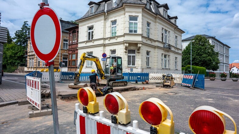 Eine aus Eternit bestehende Trinkwasserleitung in der Würkertstraße in Leisnig ist auf einer Länge von rund fünf Metern aufgerissen. Die mit der Havarie verbunden Einschränkungen dauern voraussichtlich bis Donnerstag an.