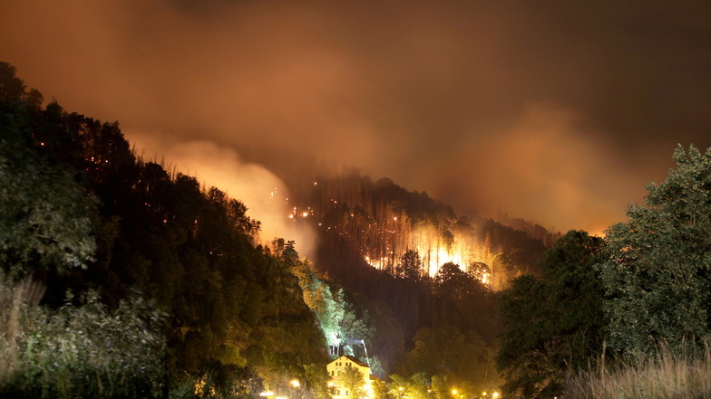 Im Sommer 2022 brennt der Wald zwischen Schmilka und Hřensko (Herrnskretschen). Das Feuer soll ein 36-Jähriger gelegt haben.