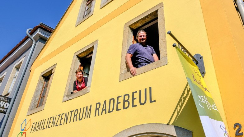 Anja Schenkel und Mathias Abraham von der Familieninitiative Radebeul schauen optimistisch aus den Fenstern des Familienzentrums. Der lange Lockdown hat ein großes Loch in den Finanzen des Vereins gerissen.