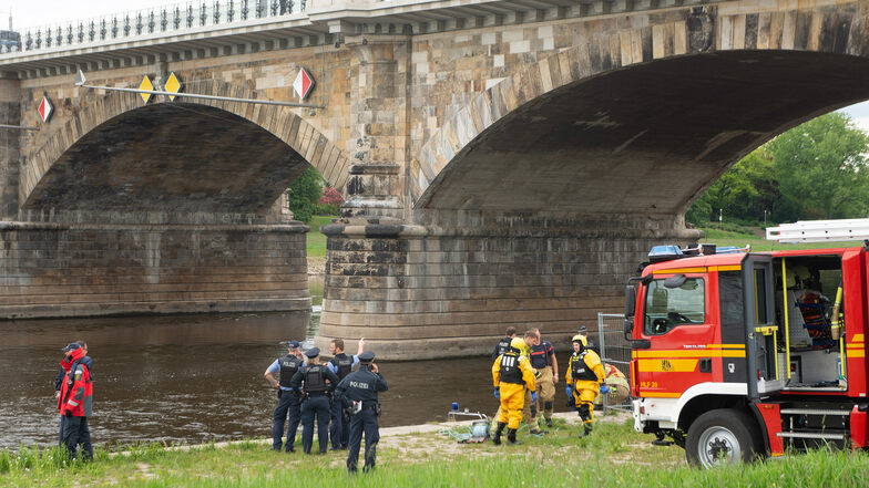 Polizei und Feuerwehr waren an der Alberbrücke im Einsatz, um den Toten zu bergen.