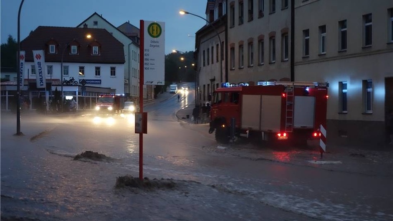 Die Dresdner Straße in Döbeln stand am Samstagabend komplett unter Wasser,