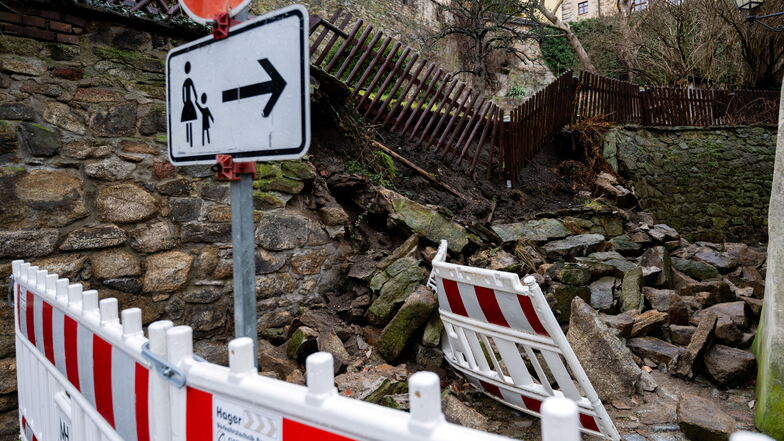 Ein Teil der Stützmauer vor der Fischerpforte in Bautzen ist eingestürzt. Die Stelle war schon seit Längerem gesperrt.