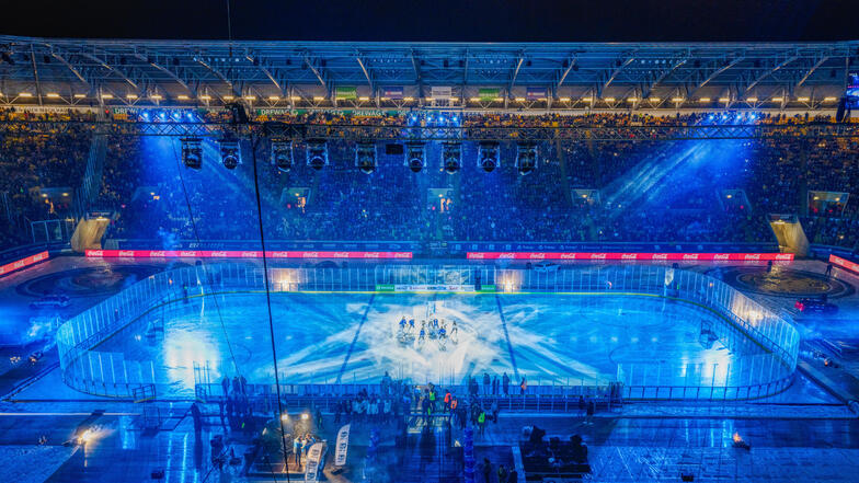 Mit Lichtshows und Musik bieten die Veranstalter des Hockey-Open-Air den Zuschauern ein stimmungsvolles Rahmenprogramm. Das ist allerdings auch ein Kostenfaktor. 