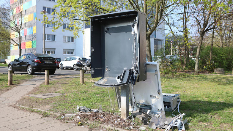 Der gesprengte Automat auf der Marschnerstraße.