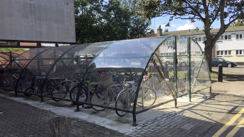 Ein überdachter Fahrrad-Abstellplatz in einem der Mini-Hollands von London. "Mini-Hollands" werden drei Außenbezirke Londons genannt, die mit jeweils 30 Millionen Pfund (rund 33,4 Millionen Euro) Zuschuss von der Stadt fahrradfreundlicher gemacht wurden.