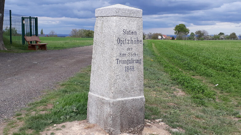 Der historische Vermessungspunkt Opitzhöhe bei Weißig wurde 1869 angelegt.
