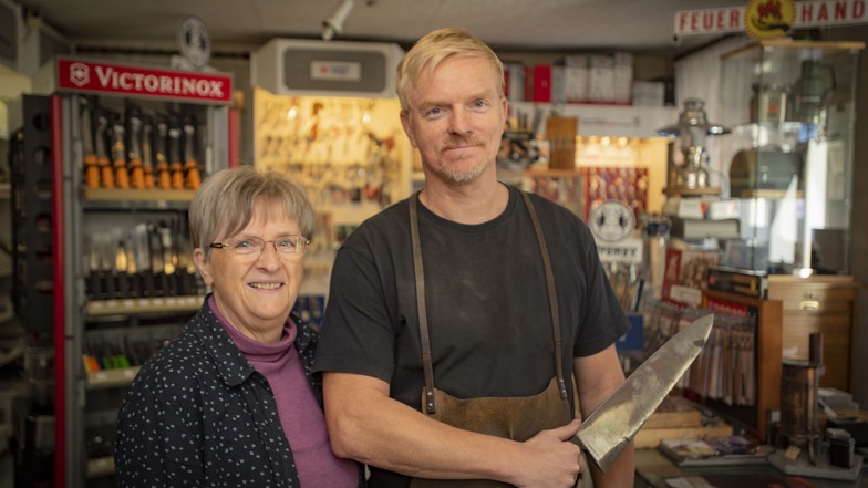 Im kleinen Laden steht Mama Barbara noch hinterm Verkaufstresen. Mit ihren 72 Jahren hilft sie ihrem Sohn Matthias aus. Die beiden sind ein eingespieltes Team. Zurzeit arbeitet er am neuen Stollenmesser fürs Advents Spectaculum (im Bild).