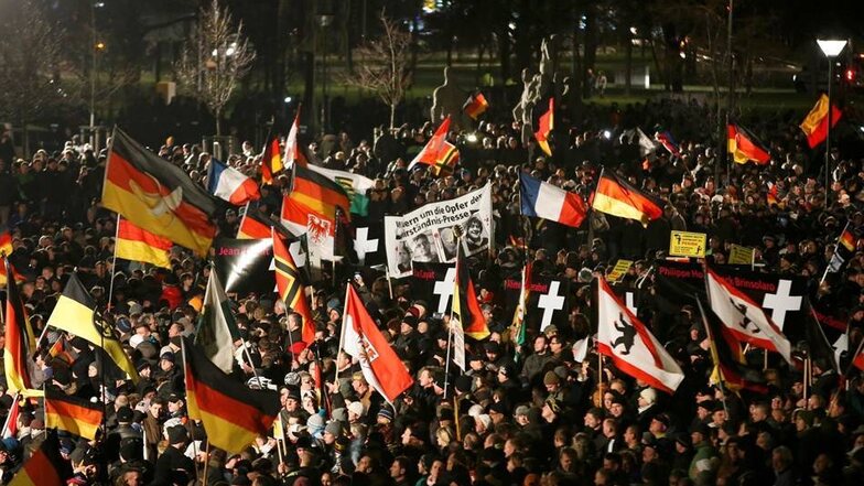 25.000 Anhänger der islamfeindlichen Bewegung Pegida sind am Montagabend wieder in Dresden zusammengekommen.