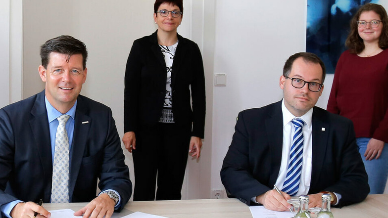 Im Beisein von Kanzlerin Frau Hollstein und Studierendenrat Frau Bell unterzeichnen Hochschulrektor Prof. Dr.-Ing. Kratzsch und Barmer-Geschäftsführer Kebbekus den Vertrag.