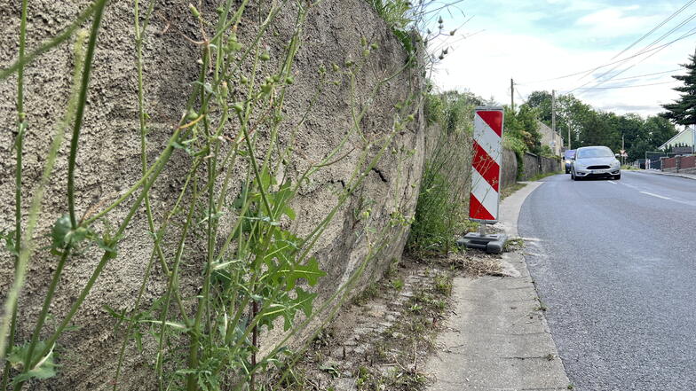 Diese Stützmauer im Haselbachtaler Ortsteil Bischheim soll ab Montag umgebaut werden. Dort gibt es dann Verkehrseinschränkungen.