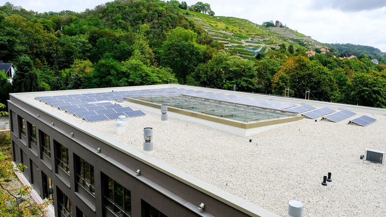 Der Neubau am Gymnasium Luisenstift ist schon weit vorangeschritten. Auf dem Dach wurde jetzt eine Fotovoltaikanlage installiert. Sie produziert rund zehn Prozent des Strombedarfs. Noch deutlich mehr liefert ein neues Blockheizkraftwerk.