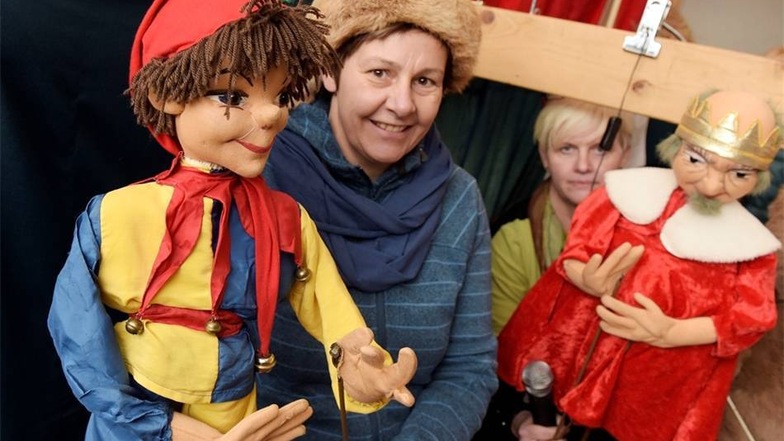 Die Auterwitzer Puppenstiege – hier Uta Funke mit dem Kasper – hat beim kleinen Weihnachtsmarkt auf dem Pfarrhof in Niederstriegis die Puppen tanzen lassen. Das Publikum bekam das Märchen vom gestiefelten Kater zu sehen.