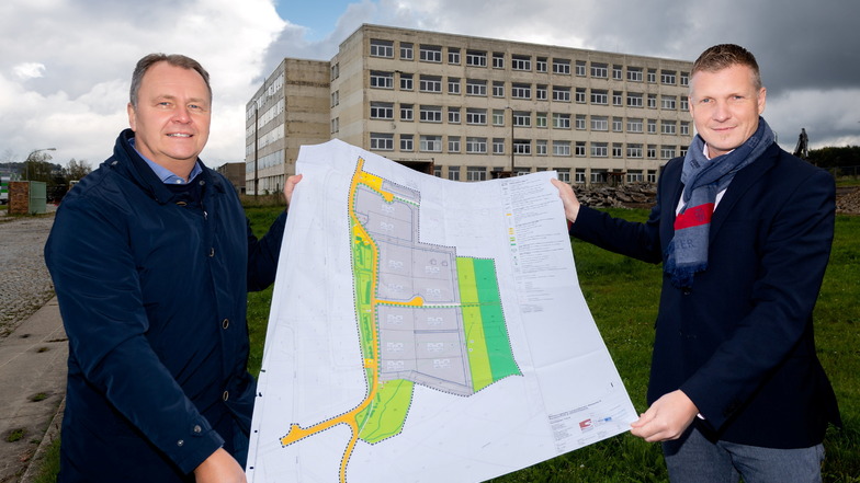 Gemeinsame Sache: SEP-Geschäftsführer Christian Flörke (li.) und Königsteins Bürgermeister Tobias Kummer stellen die Pläne um das neue Gewerbegebiet in Leupoldishain vor.