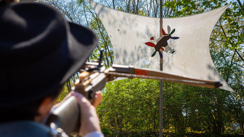 Traditionell wird beim Bernsdorfer Schützenfest per Armbrust auf den Holzadler geschossen.