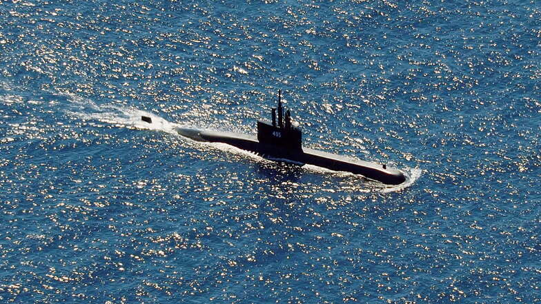 Vor vier Tagen ist ein in Deutschland gebautes indonesische U-Boot mit 53 Seeleuten an Bord während eines Manövers verschwunden.