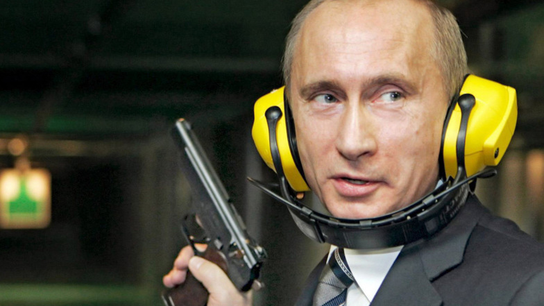 Putin testet im November 2006 den Schießstand im neuen Hauptsitz des russischen Geheimdienstes.