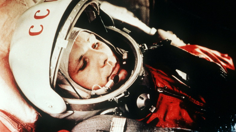 Juri Gagarin am 12. April 1961 kurz vor dem Start zum ersten bemannten Weltraumflug vom Weltraumbahnhof Baikonur aus.