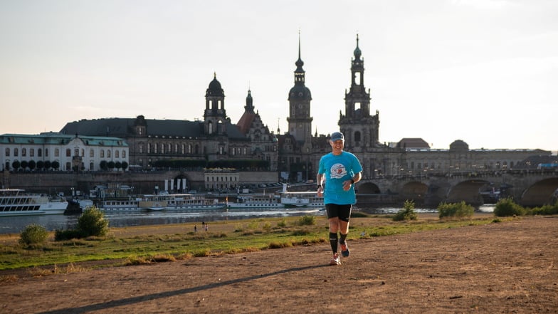 Nur noch wenige Kilometer trennten Matthias Breitkopf an der berühmten Dresdner Silhouette von seinem Ziel, dem Uniklinikum. Er rannte 100 Kilometer für einen guten Zweck.