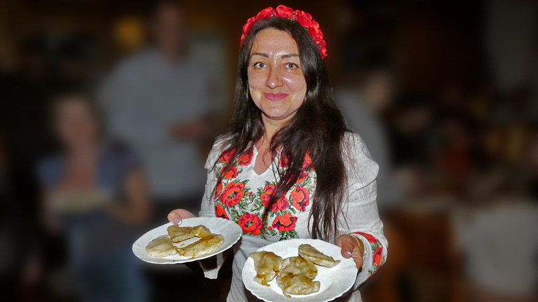 Beim deutsch-ukrainischen Sommerfest in Königswartha führte Liudmyla Khutorna in traditioneller Tracht durch das Programm und bewirtete die Gäste mit typisch ukrainischen Teigtaschen.