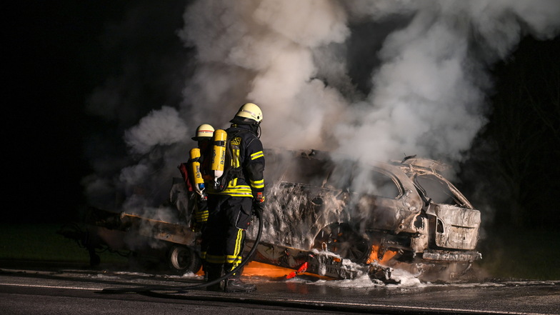 Ein 5er BMW ist am späten Donnerstagabend auf der B156 zwischen Niedergurig und Bautzen völlig ausgebrannt.