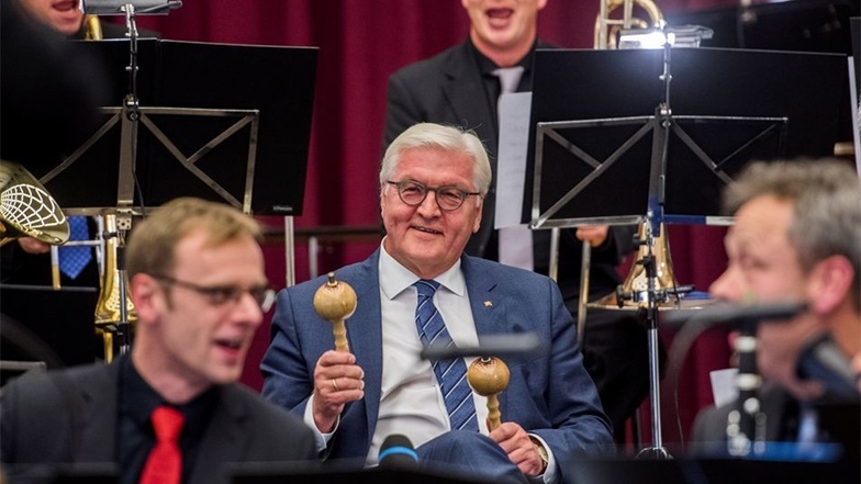 Der Bundespräsident spielte am Montag im Rahmen seines Antrittsbesuchs im Freistaat in Bad Lausick gemeinsam mit den Musikern der Sächsischen Bläserphilharmonie.