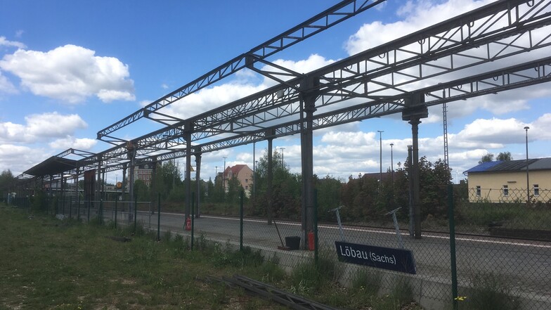 Die Bahnsteigüberdachung am Bahnhof Löbau wird großflächig entfernt.