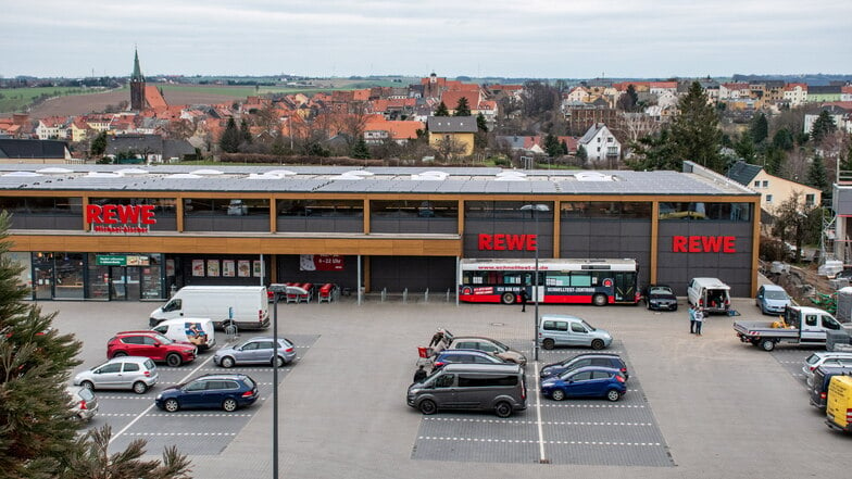 Neben dem Eingangsbereich des Leisniger Rewe soll in den nächsten Monaten die neue Abholstation für online bestellte Einkäufe entstehen.