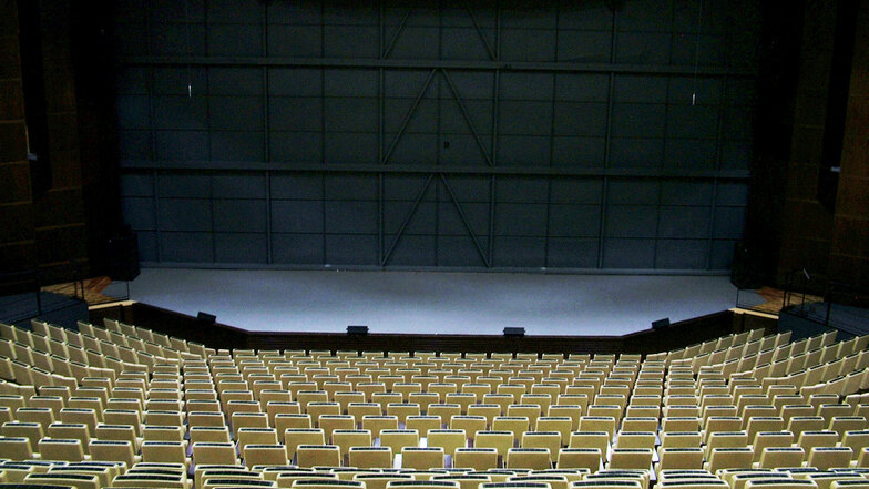 Großer Saal, gesehen vom „Ganz- oben-“ Regiepult zur jetzt vorhanglosen Bühne hin.