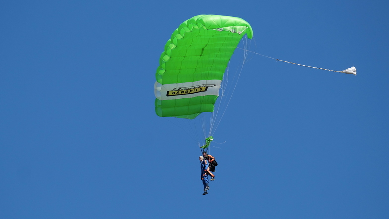 Absprung in zweieinhalb Kilometer Höhe: Mehr als 20 Tandemgäste sind am Wochenende über Niederau mit dem Fallschirm gelandet. Eine logistische Herausforderung.