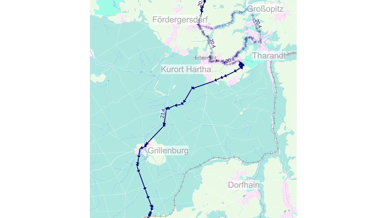 Die Raumchronik zeigt den Todesmarsch aus Neu-Staßfurt durch den Kurort Hartha am 20./21. April 1945. Die hellblauen Pfeile verdeutlichen den unklaren Verlauf der Route.