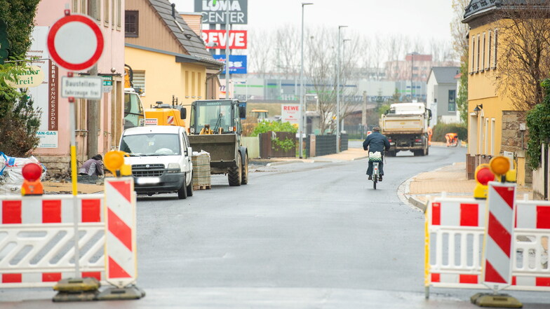 Ein Radfahrer rollt bereits über die neue Schwarzdecke in Richtung Löma-Center. Kraftfahrer können es ihm bald gleichtun.