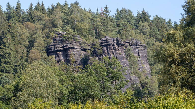 Steil aufragende Felsformation über dem Bielatal: Der Großvaterstuhl, der seinen Namen nach einer in Stein gehauenen Bank bekommen hat.