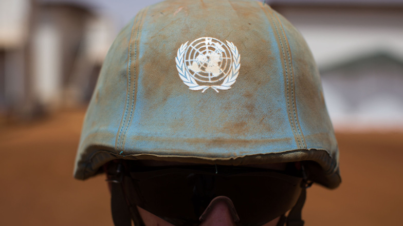 Der Blauhelm, Markenzeichen der UN-Friedenstruppen. In insgesamt 13 Missionen sind sie derzeit weltweit im Einsatz. Doch immer schwieriger wird es, gerade wichtige Mitgliedsstaaten für ein Entsenden von Soldaten zu gewinnen.