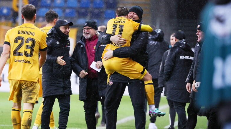 Nach seinem ersten Tor im Trikot von Dynamo Dresden feiert Lucas Cueto mit Spielern und dem Trainerteam.