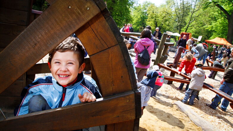 Seit seiner Einweihung Anfang Mai 2010 ist der Spielplatz im Görlitzer Stadtpark einer der beliebtesten der Stadt - ja sogar darüber hinaus. Der damals sechsjährige Oscar Hanke aus Radebeul war eines der ersten Kinder, die von ihm Besitz ergriffen.