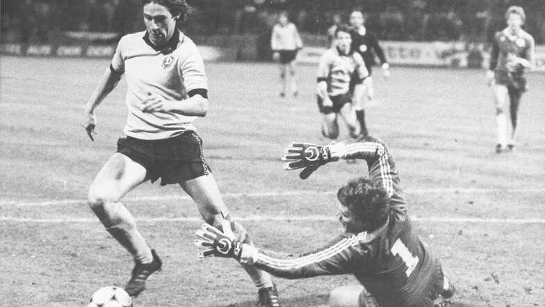 Andreas Trautmann war meist Verteidiger bei Dynamo Dresden. Was ihn aber nicht vom Toreschießen abhielt. Hier trifft er zum 3:0 gegen HJK Helsinki im Europokal in der Saison 1985/86 (Endstand 7:2).