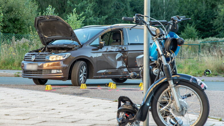 Die Polizei ermittelt nach einem schweren Unfall in Oelsnitz.