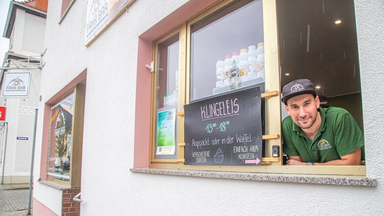 Bis im Inneren der früheren Bäckerei alles neu und fertig ist, erfolgt der Eisverkauf durchs Fenster. Wenn es während der Öffnungszeiten geschlossen ist, darf man klingeln, sagt Inhaber René Steinert.