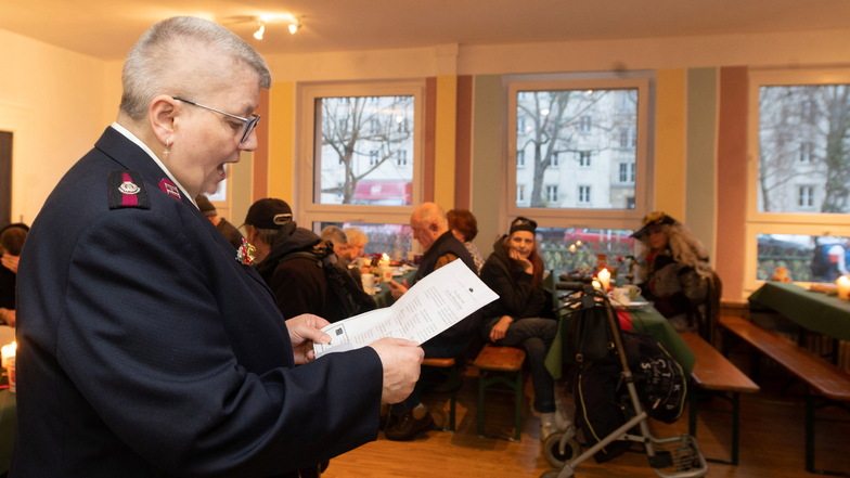 Mit einer weihnachtlichen Predigt bringt Jutta Rapp von der Heilsarmee etwas festliche Stimmung in den Speisesaal des Übergangswohnheims an der Mathildenstraße.
