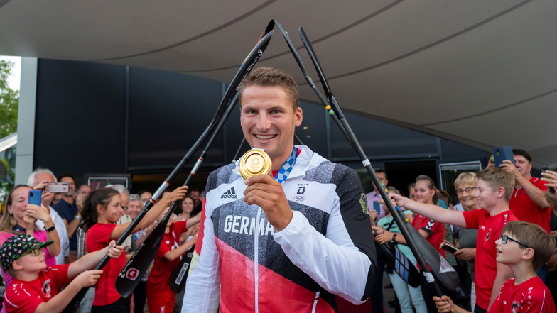 Tom Liebscher-Lucz ist jetzt siebenfacher Weltmeister. Hier präsentiert er allerdings sein zweites Olympia-Gold beim Empfang in Dresden nach den Spielen von Tokio vor zwei Jahren.