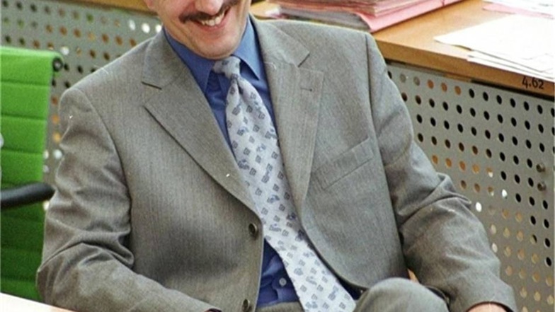 Politiker mit Bart: Von 1999 bis 2002 ist Tillich im Kabinett von Kurt Biedenkopf Minister für Bundes- und Europaangelegenheiten.