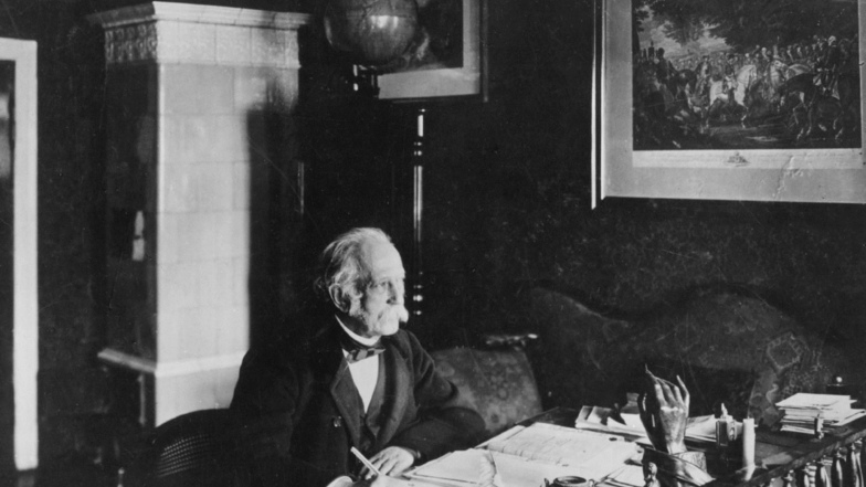 Novellist Theodor Fontane in seinem Arbeitszimmer, im Hintergrund ein Globus seines Schwiegervaters Karl-Wilhelm Kummer aus Ortrand.